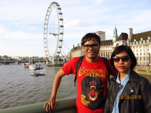 Tuh, London Eye di belakang.